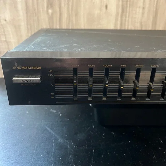 MITSUBISHI DA-G108 7-Band Stereo Graphic Equalizer Powers On (read) - Picture 2 of 10